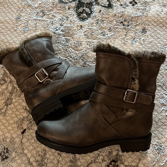 ♥️♥️Report short boots with faux fur lining- size 8.5 FINAL PRICE♥️♥️ - Picture 4 of 8